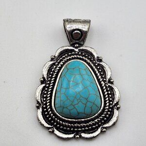 Nwt Faux Turquoise Silver Tone Southwestern Style Pendant ‎ Chuns Fashion